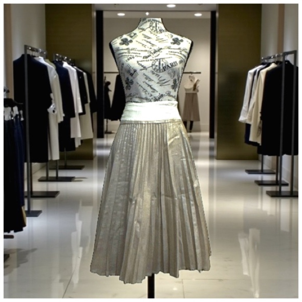 Zenobia Women’s Vintage Margot & Clemence Cream Patent Pleated Skirt. Size 6
